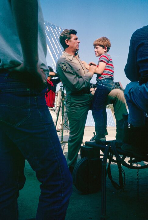 THE ANDY GRIFFITH SHOW, from left: Andy Griffith, Ron Howard, on set, (September 1962), 1960-68. photo: