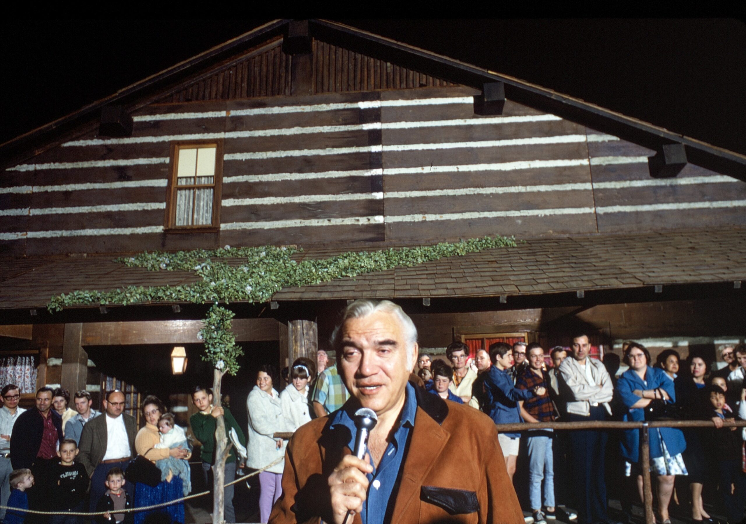 BONANZA, Lorne Greene, behind the scenes, with visitors to Ponderosa Ranchhouse, 1967, 1959-1973.