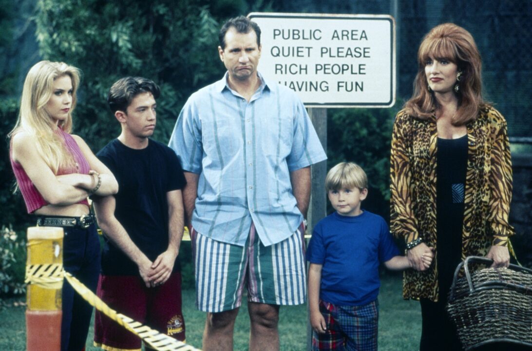 MARRIED...WITH CHILDREN, (aka MARRIED WITH CHILDREN), from left: Christina Applegate, David Faustino, Ed O'Neill, Shane Sweet, Katey Sagal, (1992-1993), 1987-1997.