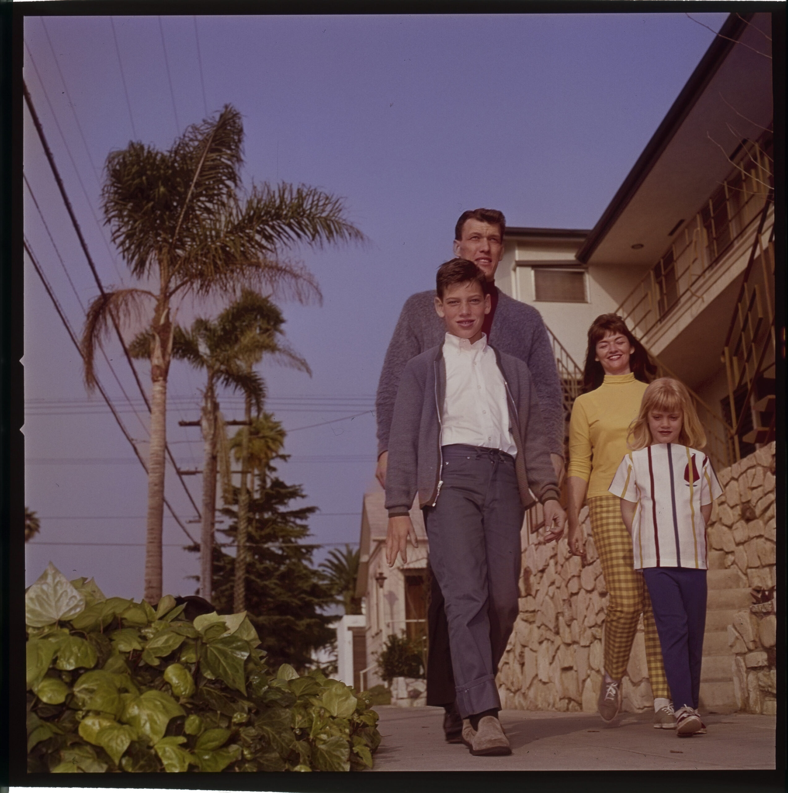 THE ADDAMS FAMILY - Ted Cassidy at Home Layout - Shoot Date: March 9, 1965. TED CASSIDY AND WIFE JESSE CASSIDY WITH THEIR CHILDREN SEAN AND CAMERON CASSIDY