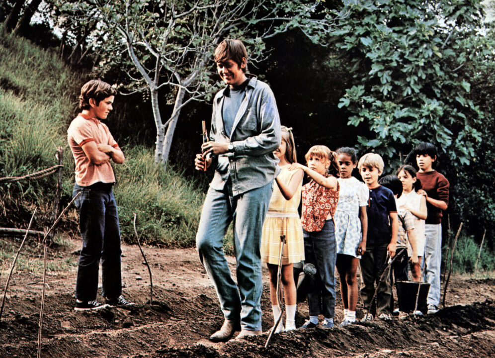 80 STEPS TO JONAH, Butch Patrick (far left), Wayne Newron (center), Michele Tobin (third in line), Teddy Quinn (fifth in line), Brandon Cruz (sixth in line), Erin Moran (seventh in line).
