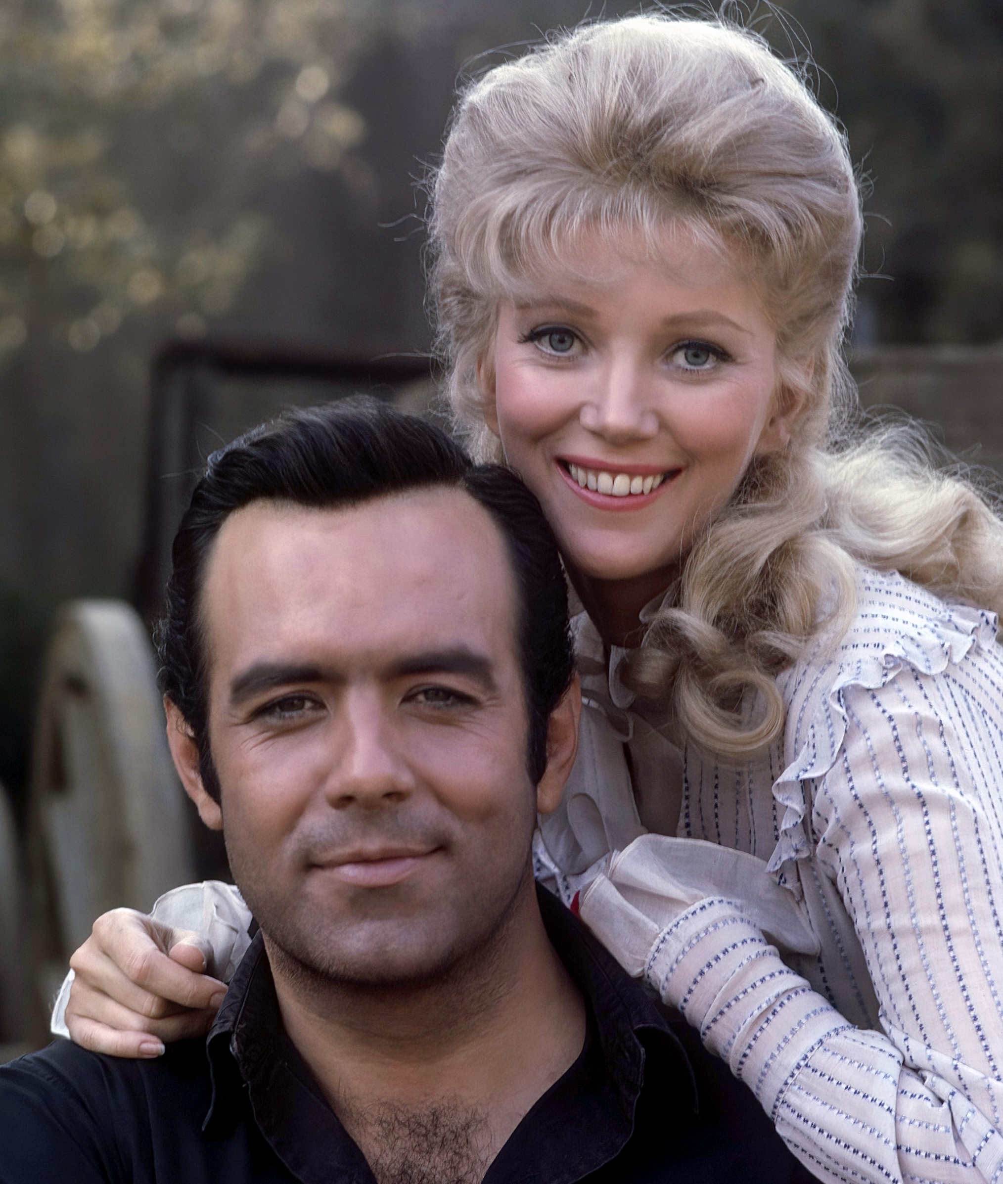 BONANZA, from left: Pernell Roberts, Kathie Browne, (1963), 1959-1973. ph: Win Muldrow / TV Guide / Courtesy Everett Collection
