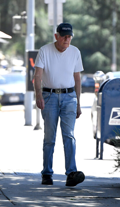 EXCLUSIVE. Coleman-RaynerLos Angeles, CA, USA. July 25, 2025 Beloved M*A*S*H actor Michael Farrell, 86, makes his political feelings plain as he is spotted running errands in an anti-MAGA baseball cap. The veteran actor, who found fame depicting Captain B.J. Hunnicutt on the military themed TV comedy series, was wearing a ‘Make America Normal Again' hat and his belt buckle was emblazoned with the logo of United Farm Workers. He was dressed casually in a white T-shirt, denim jeans and black sneakers. These images were shot on July 25, 2025. 