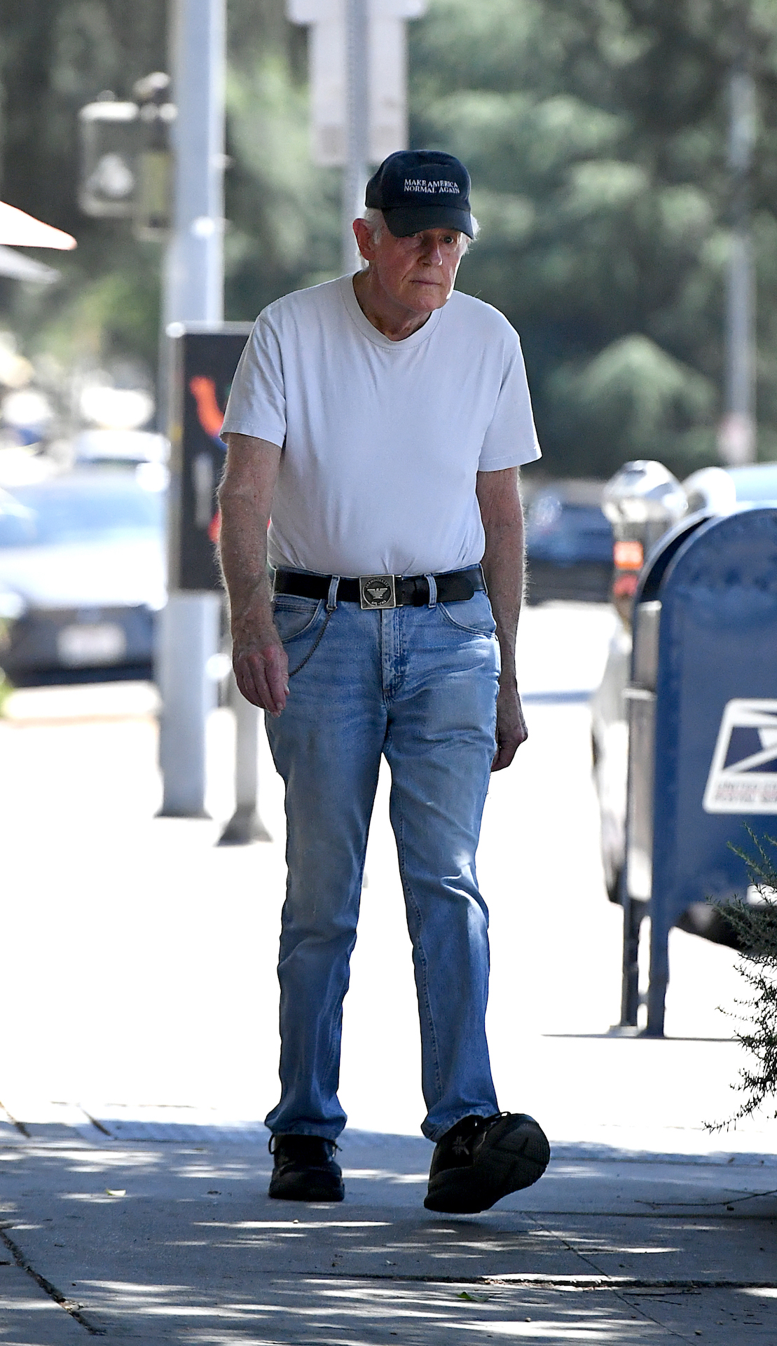 EXCLUSIVE. Coleman-Rayner Los Angeles, CA, USA. July 25, 2025 Beloved M*A*S*H actor Michael Farrell, 86, makes his political feelings plain as he is spotted running errands in an anti-MAGA baseball cap. The veteran actor, who found fame depicting Captain B.J. Hunnicutt on the military themed TV comedy series, was wearing a ‘Make America Normal Again’ hat and his belt buckle was emblazoned with the logo of United Farm Workers. He was dressed casually in a white T-shirt, denim jeans and black sneakers. These images were shot on July 25, 2025.