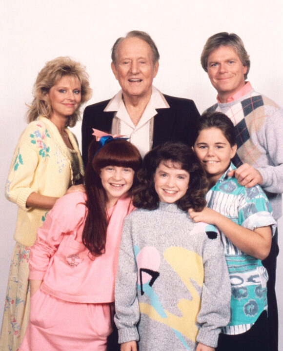 SMALL WONDER, front from left: Emily Schulman, Tiffany Brissette, Jerry Supiran, rear from left: Marla Pennington, Art Linkletter, Dick Christie, 'Come Fly With me,' (season 4, episode 5, aired October 22, 1988), 1985-1989