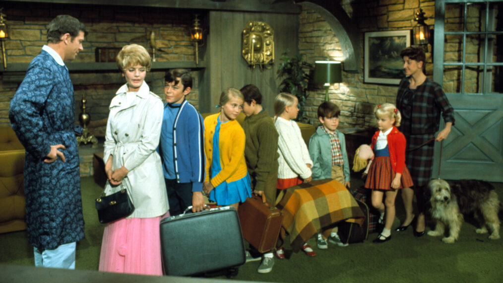 THE BRADY BUNCH, (l to r): Robert Reed, Florence Henderson, Barry Williams, Maureen McCormick, Christopher Knight, Eve Plumb, Mike Lookinland, Susan Olsen, Ann B. Davis, & Tiger the Dog, 'The Honeymoon', (Season 1, aired Sept. 26, 1969), 1969-1974