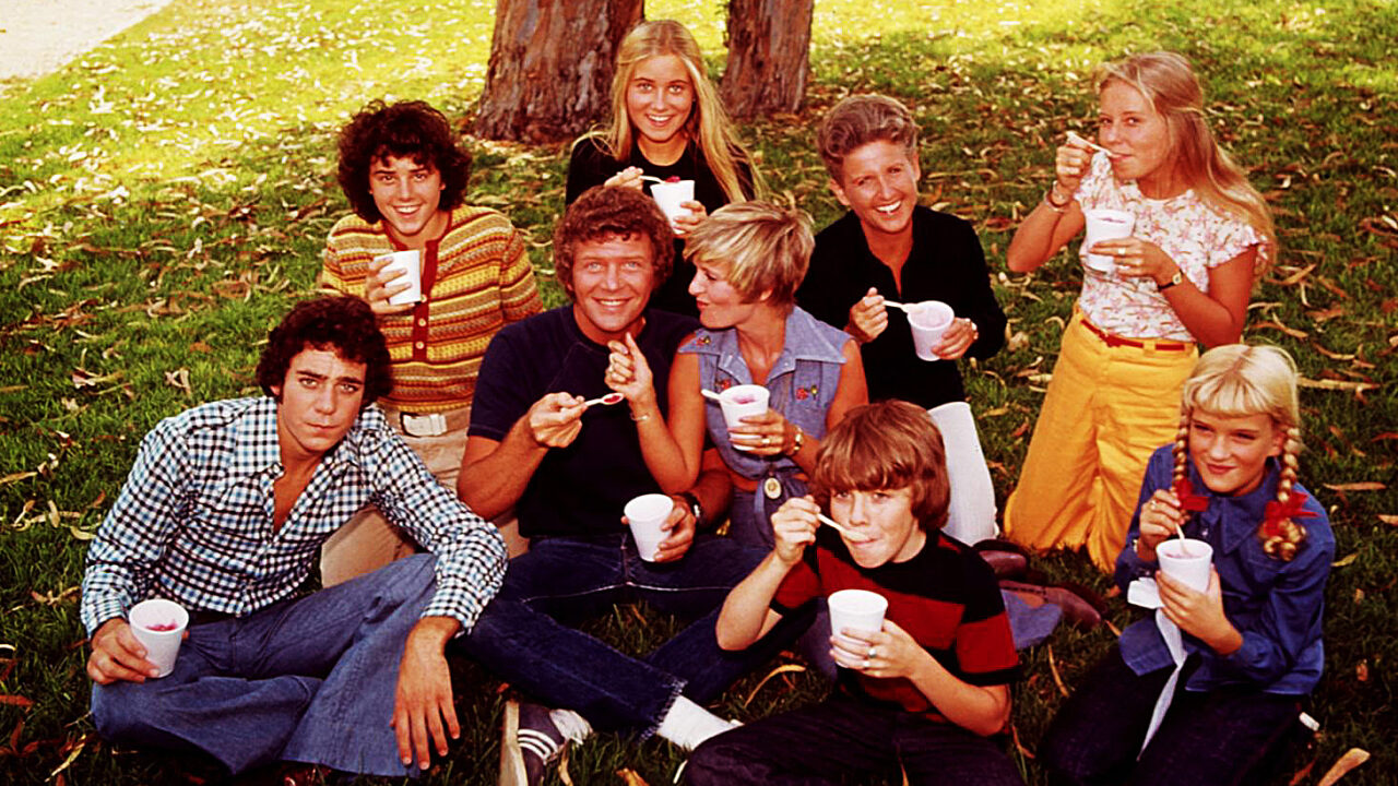 BRADY BUNCH, (front, l to r): Barry Williams, Robert Reed, Florence Henderson, Mike Lookinland, Susan Olsen, (back row): Christopher Knight, Maureen McCormick, Ann B. Davis, Eve Plumb, 1969-1974