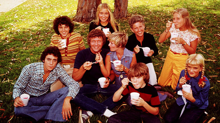 BRADY BUNCH, (front, l to r): Barry Williams, Robert Reed, Florence Henderson, Mike Lookinland, Susan Olsen, (back row): Christopher Knight, Maureen McCormick, Ann B. Davis, Eve Plumb, 1969-1974