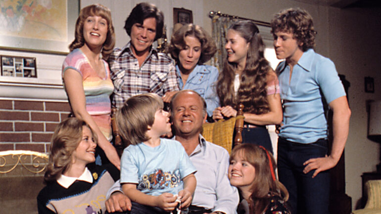 EIGHT IS ENOUGH, (Top, L-R) Laurie Walters, Grant Goodeve, Lani O'Grady, Connie Newton, Willie Aames. (Bottom, L-R) Dianne Kay, Adam Rich, Dick Van Patten, Susan Richardson, 1977 - 1981