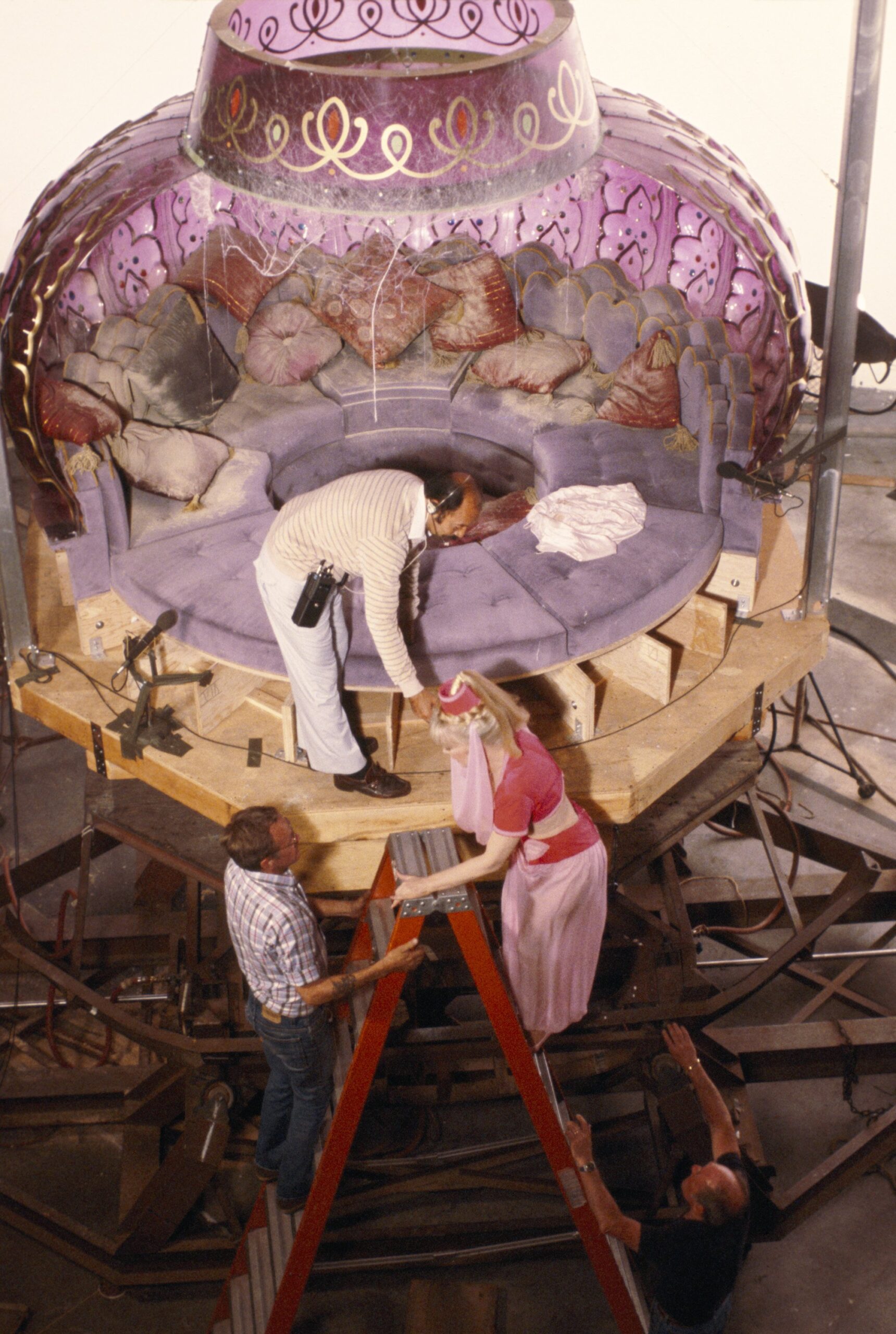 I DREAM OF JEANNIE: 15 YEARS LATER -- Aired 10/20/85 -- Pictured: (center) Barbara Eden with crew on set -- 