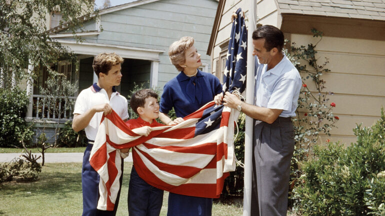 LEAVE IT TO BEAVER, from left, Tony Dow, Jerry Mathers, Barbara Billingsley, Hugh Beaumont, 1957-63 (1958 photo)