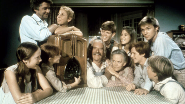 THE WALTONS, (top, from left): Ralph Waite, Michael Learned, John Walmsley, Judy Norton-Taylor, Richard Thomas, (bottom): Mary Beth McDonough, Kami Cotler, Will Geer, Ellen Corby, Eric Scott, David Harper, 1972-81