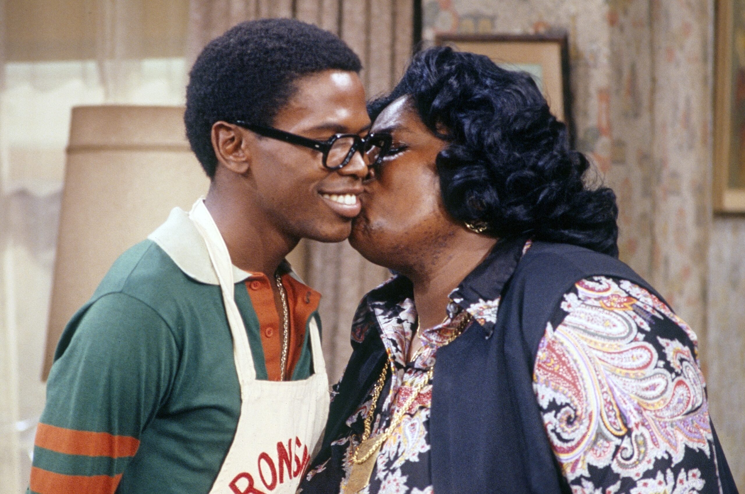WHAT'S HAPPENING!!, from left: Ernest Thomas, Mabel King, on set, 'Trial and Error', (Season 2, Episode 3, aired Oct 6, 1977), 1976-79. 