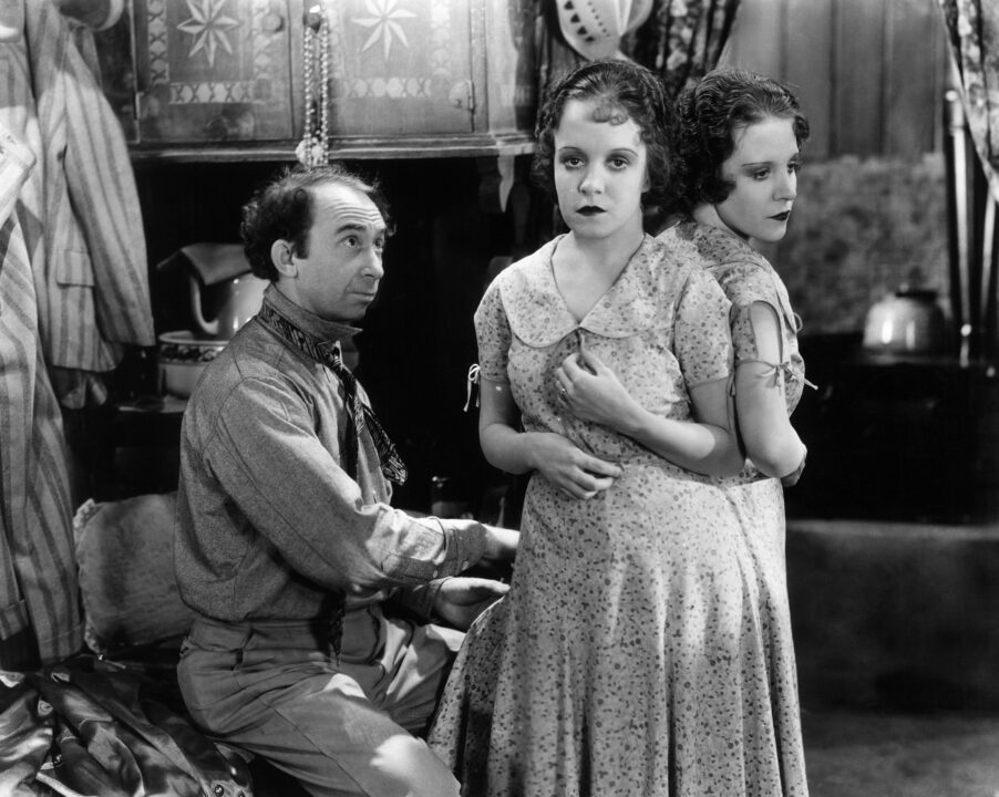 FREAKS, Roscoe Ates, The Hilton Sisters (Daisy Hilton, Violet Hilton), 1932