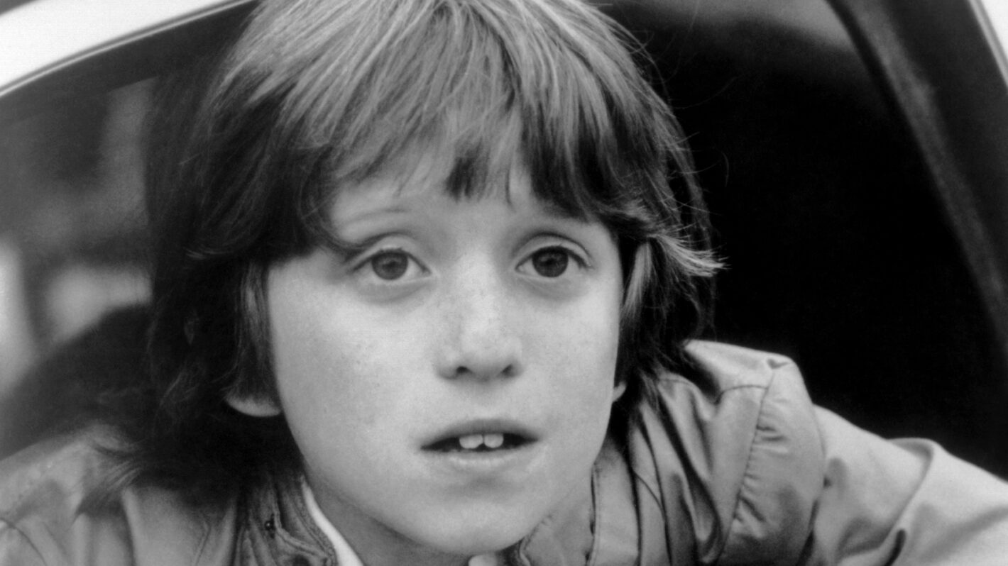 'Poltergeist': Oliver Robins to Hand Out Halloween Candy at Iconic House