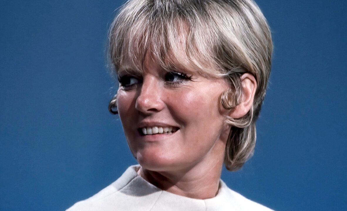 THE DEAN MARTIN SHOW, Petula Clark, (1969), 1965-74. ph: Paul Bailey / TV Guide / Courtesy Everett Collection