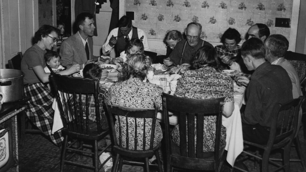 circa 1930: A family sitting round a large table for an old fashioned Christmas dinner. (Photo by Three Lions/Getty Images)