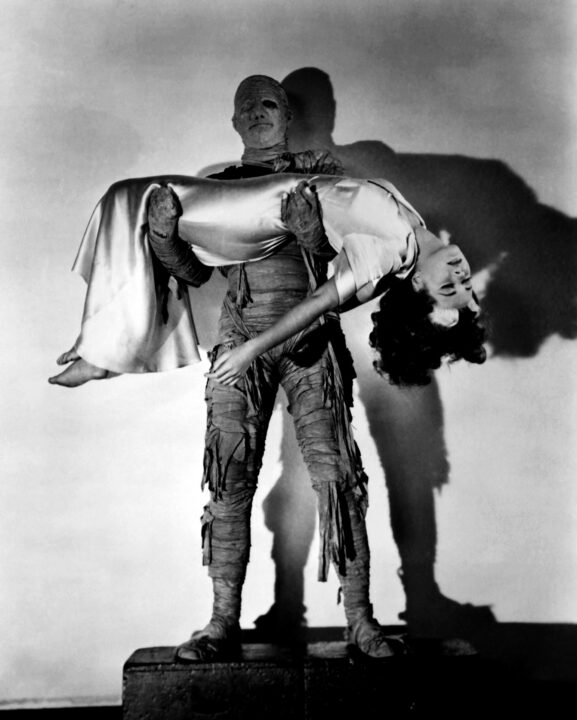 THE MUMMY'S TOMB, Lon Chaney Jr. carrying Elyse Knox, 1942