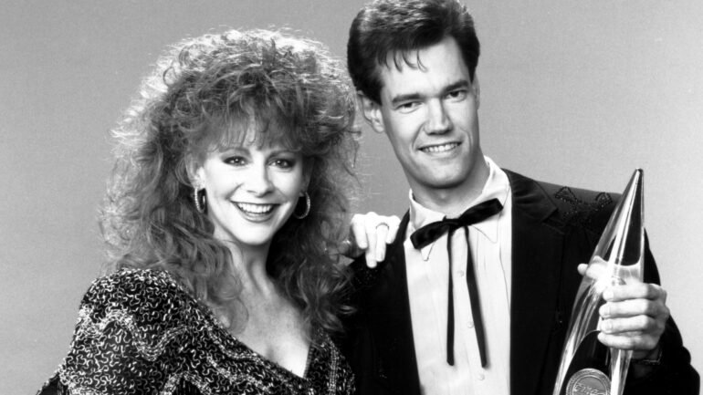 THE 24th ANNUAL COUNTRY MUSIC ASSOCIATION AWARDS, from left, hosts Reba McEntire, Randy Travis, aired October 8, 1990, ©CBS/courtesy Everett Collection