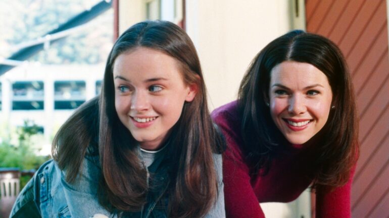 Lauren Graham and Alexis bledel in 'Gilmore Girls'