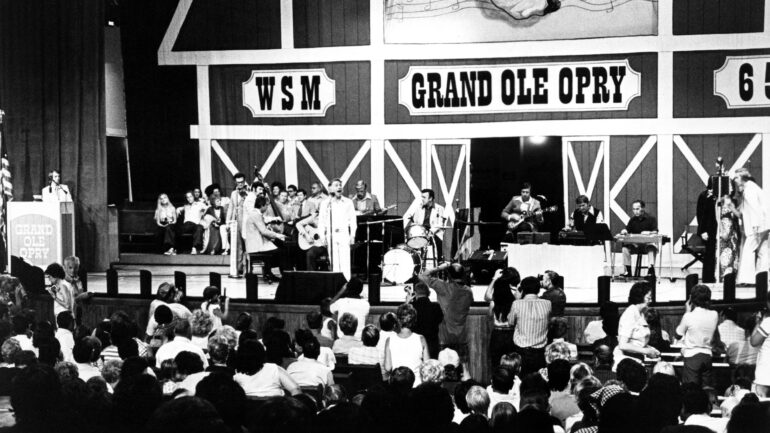 NASHVILLE, Henry Gibson (singing) on Grand Ole Opry stage, 1975