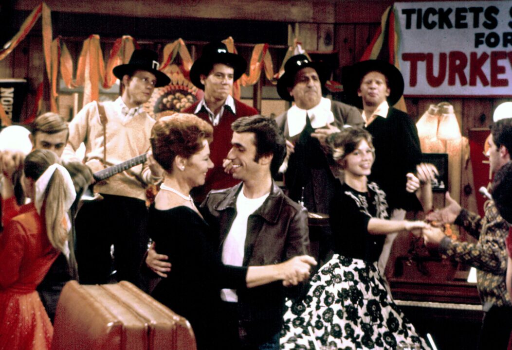 HAPPY DAYS, (Front L-R), Marion Ross, Henry Winkler, (Back L-R), Ron Howard, Anson Williams, Al Molinaro, Donny Most, 1974-1984