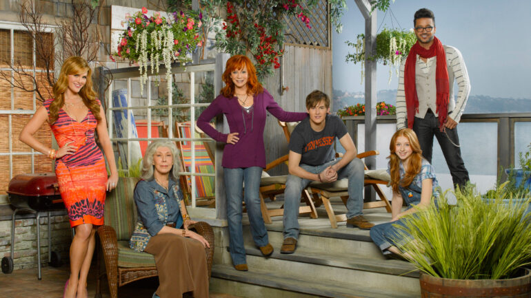 MALIBU COUNTRY, (from left): Sara Rue, Lily Tomlin, Reba McEntire, Justin Prentice, Juliette Angleo, Jai Rodriguez, (Season 1), 2012-