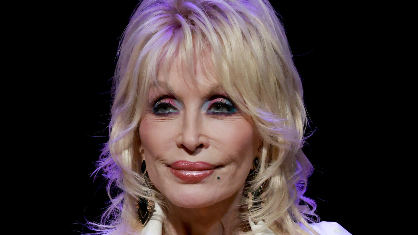 Dolly Parton’s Rare Photo With Sister Rachel Has Fans Seeing Double