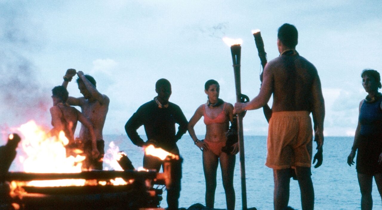 SURVIVOR, (aka SURVIVOR: BORNEO), contestants assembling with torches, (Season 1, premiered May 31, 2000). photo: Dennis Marsico/TV Guide/©CBS/Courtesy: Everett Collection