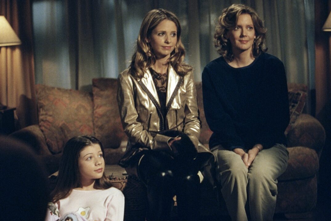 BUFFY THE VAMPIRE SLAYER, from left: Michelle Trachtenberg, Sarah Michelle Gellar, Kristine Sutherland, (2001), 1997-2003