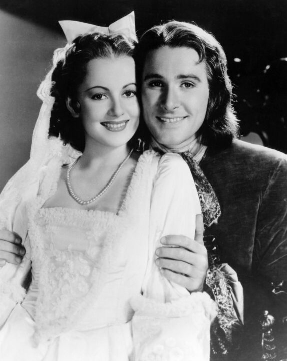 CAPTAIN BLOOD, Olivia de Havilland, Errol Flynn, 1935