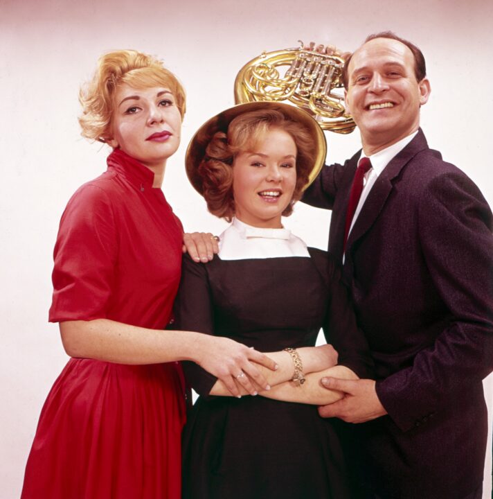 PERRY COMO'S KRAFT MUSIC HALL, from left, Renee Taylor, Joey Heatherton, Milt Kamen, episode aired December 14, 1960