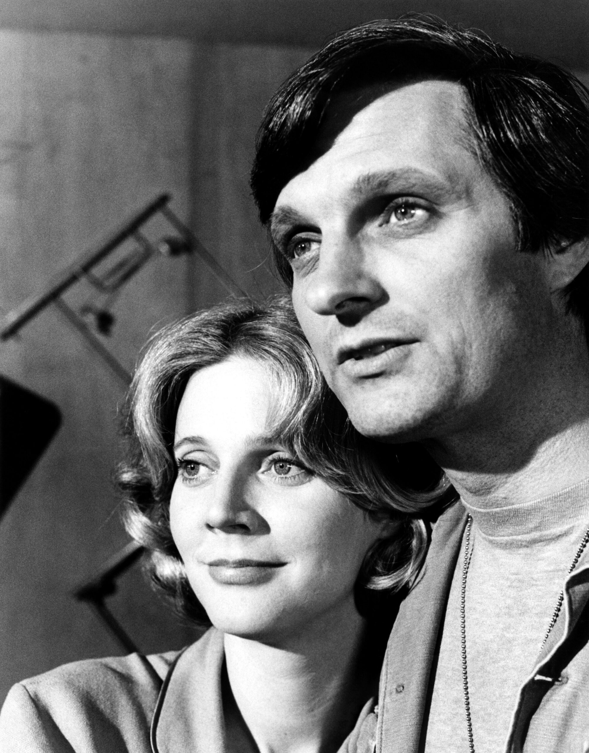 MASH, (aka M*A*S*H), from left: Blythe Danner, Alan Alda in 'The More I See You' (Season 4, Episode 22, aired February 10, 1976), 1972-83, 