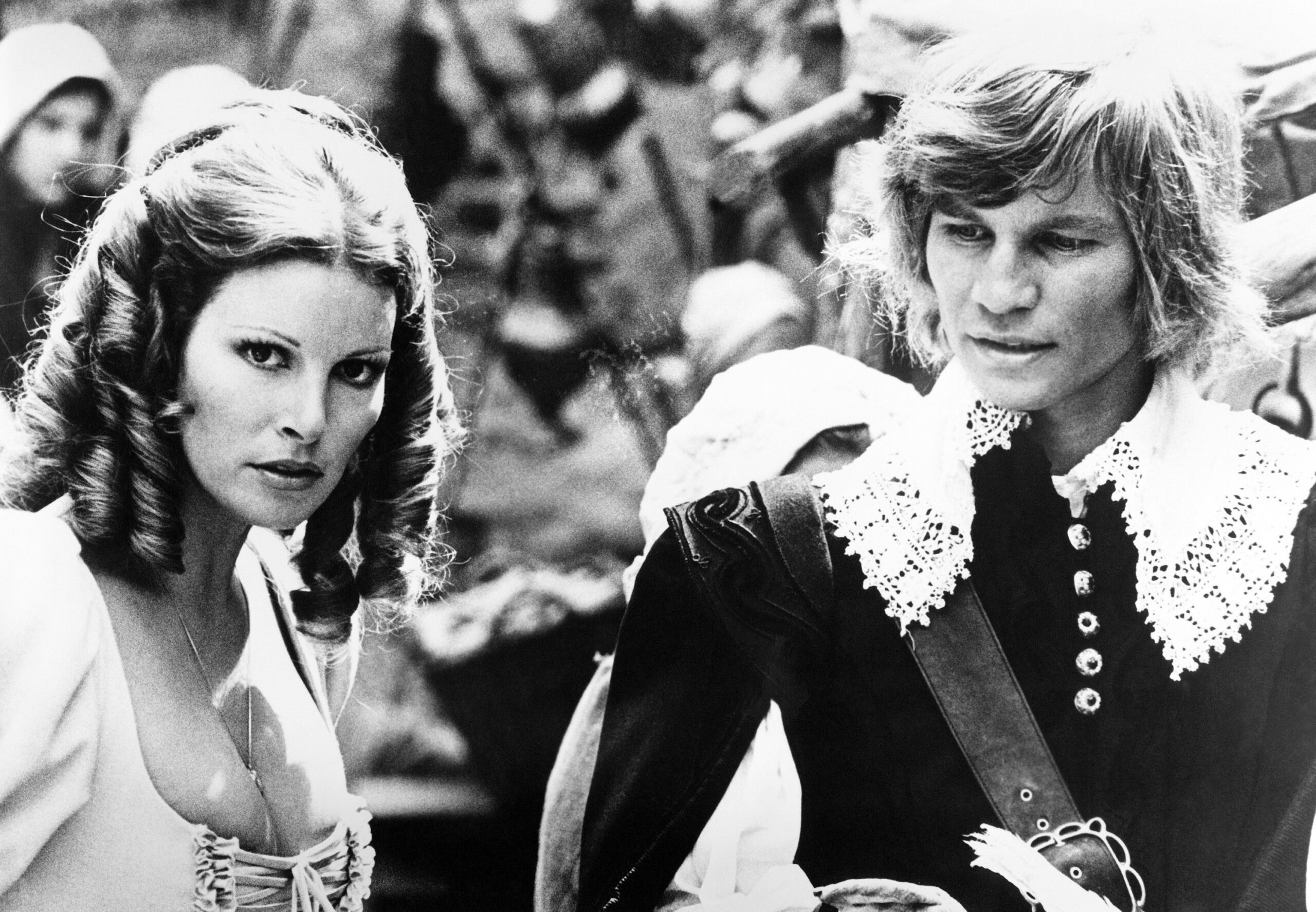 THE FOUR MUSKETEERS, (aka THE FOUR MUSKETEERS: MILADY'S REVENGE), from left, Raquel Welch, Michael York, 1974. 