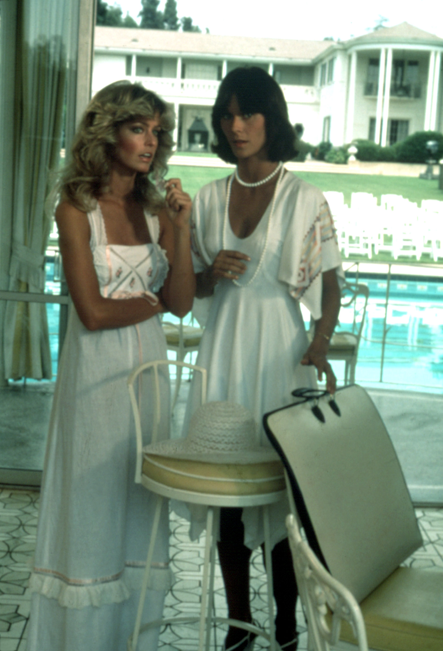CHARLIE'S ANGELS, Farrah Fawcett, Kate Jackson, 1976-1981, plotting strategy in the house
