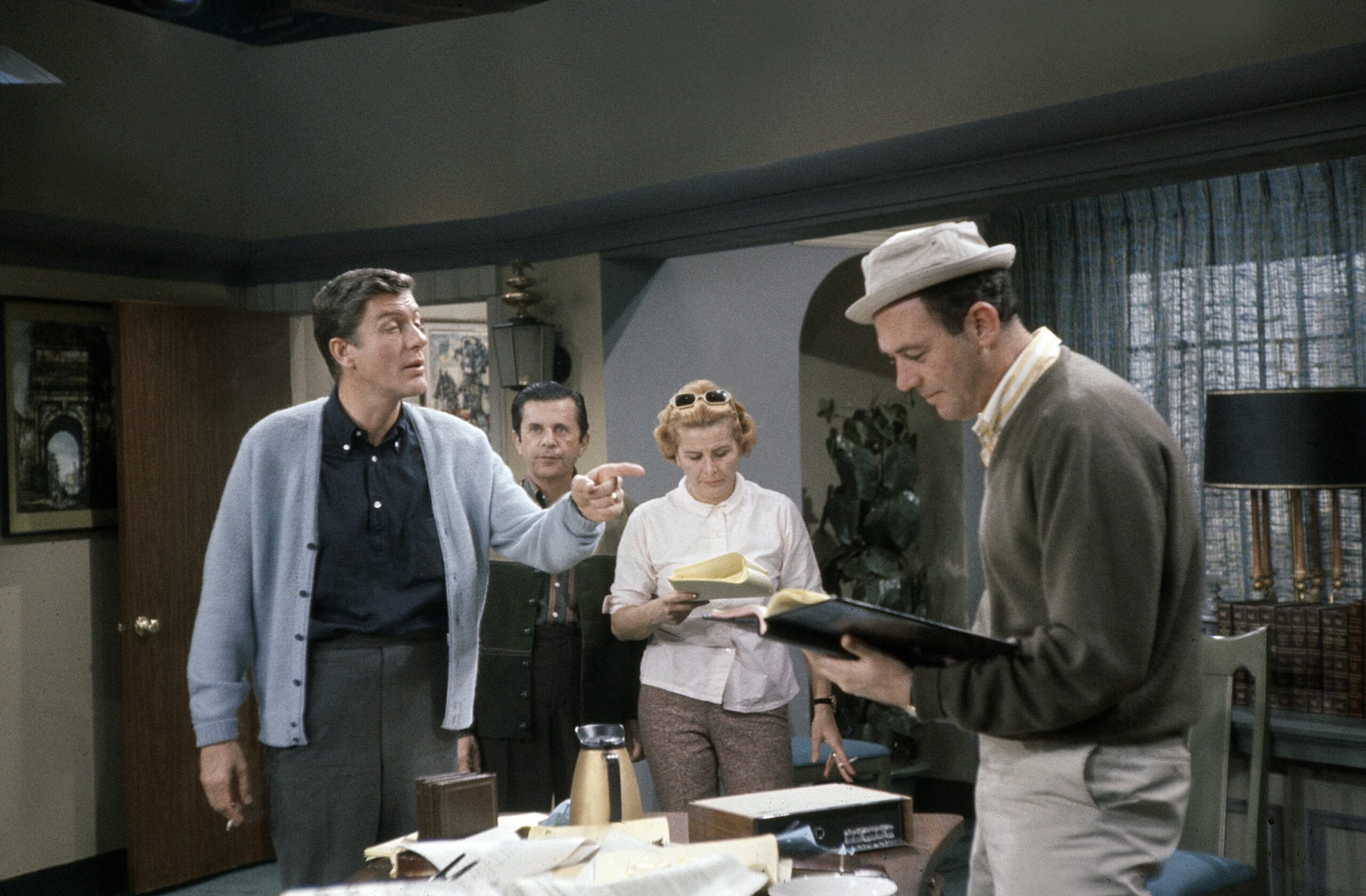 THE DICK VAN DYKE SHOW, on set, from left: Dick Van Dyke, Morey Amsterdam, Rose Marie, Jerry Paris, (1965), 1961-1966.
