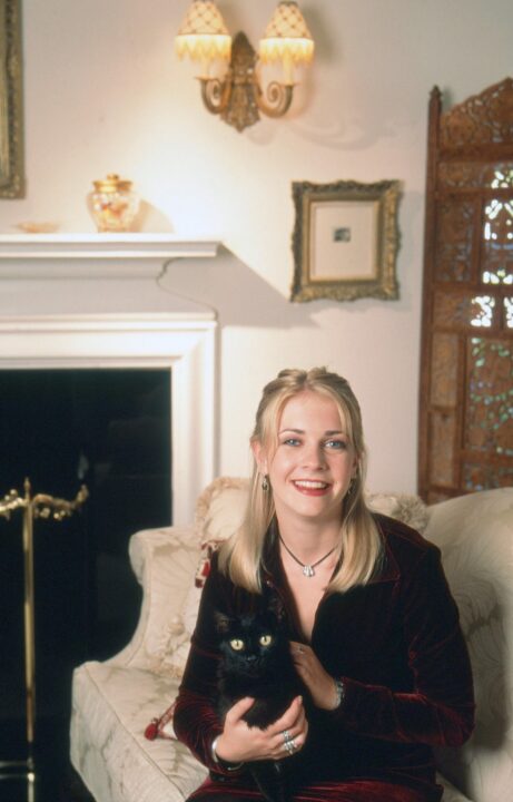SABRINA THE TEENAGE WITCH, from left: Salem the cat, Melissa Joan Hart, (Season 1, 1996), 1996-2003