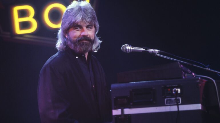 1998: American pianist and singer Michael McDonald (Photo by BSR Agency/Gentle Look via Getty Images)
