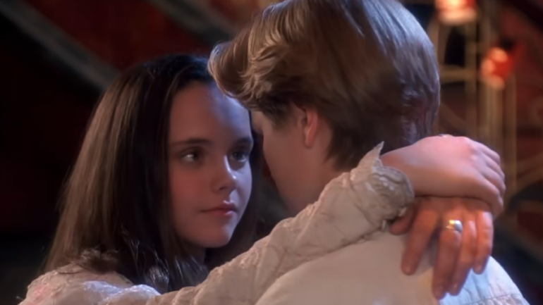Devon Sawa and Christina Ricci in 'Casper'